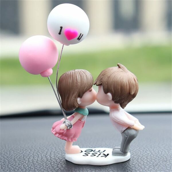 Figurine couple en résine pour tableau de bord Rose avec ballon