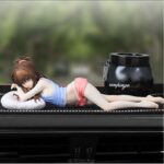 Figurine Manga animé femme allongé voiture_1
